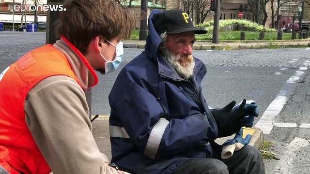 Волонтёры пытаются помочь бездомным и одиноким