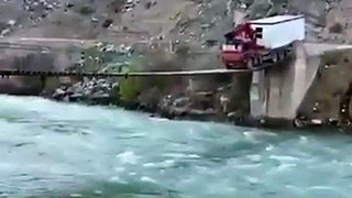 डैंज़र ब्रिड्ज  पार  करता ट्रक Top Dangerous Bridges in the World