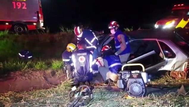 Duas pessoas ficam feridas em capotamento na rodovia BR-467