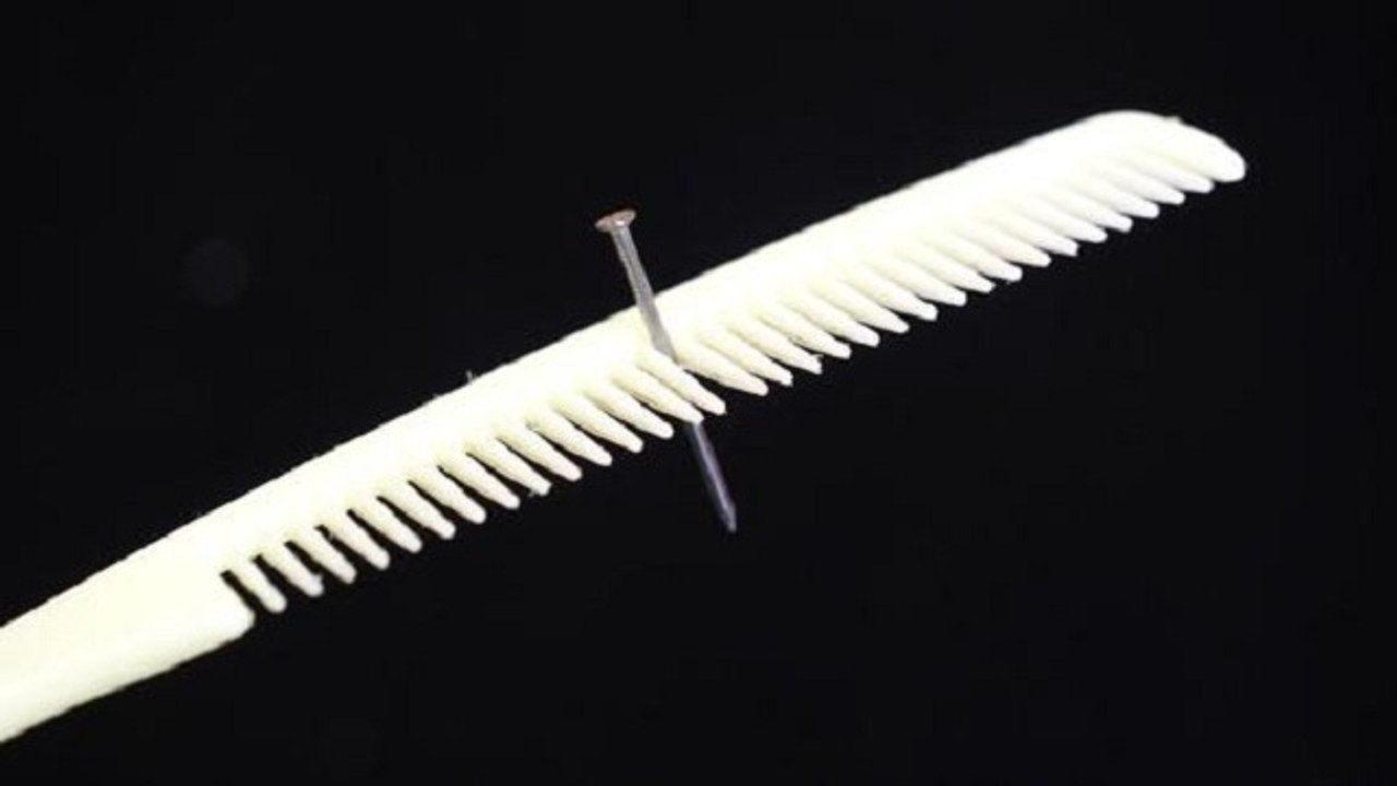 【The magic of combs】旧梳子不要扔，在上面挂一根钉子，没想到还有这么棒的作用，厉害