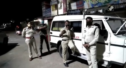 ಸಂದರ್ಭಕ್ಕೆ ತಕ್ಕಂತೆ ಹಾಡು ಹೇಳಿದ ಪೊಲೀಸ್  | Oneindia Kannada