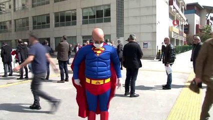 'Süperman' maske ve eldivenlerini takıp İstanbul sokaklarına indi