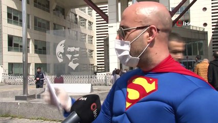 ‘Süperman’ maske ve eldivenlerini takıp İstanbul sokaklarına indi