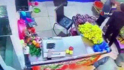 Esenyurt’ta manav dükkanında tekme tokat “hırsız” kavgası kamerada