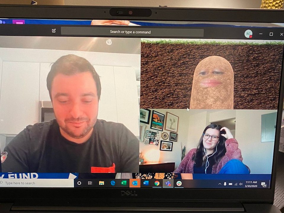 Chefin verwandelt sich während videokonferenz in kartoffel