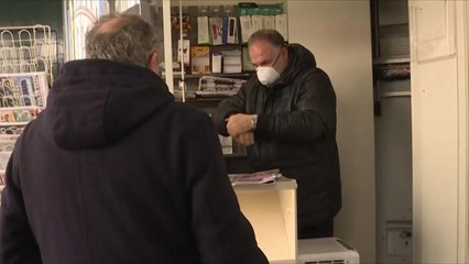 بسبب كورونا.. تراجع حجم مبيعات الصحف الورقية الفرنسية