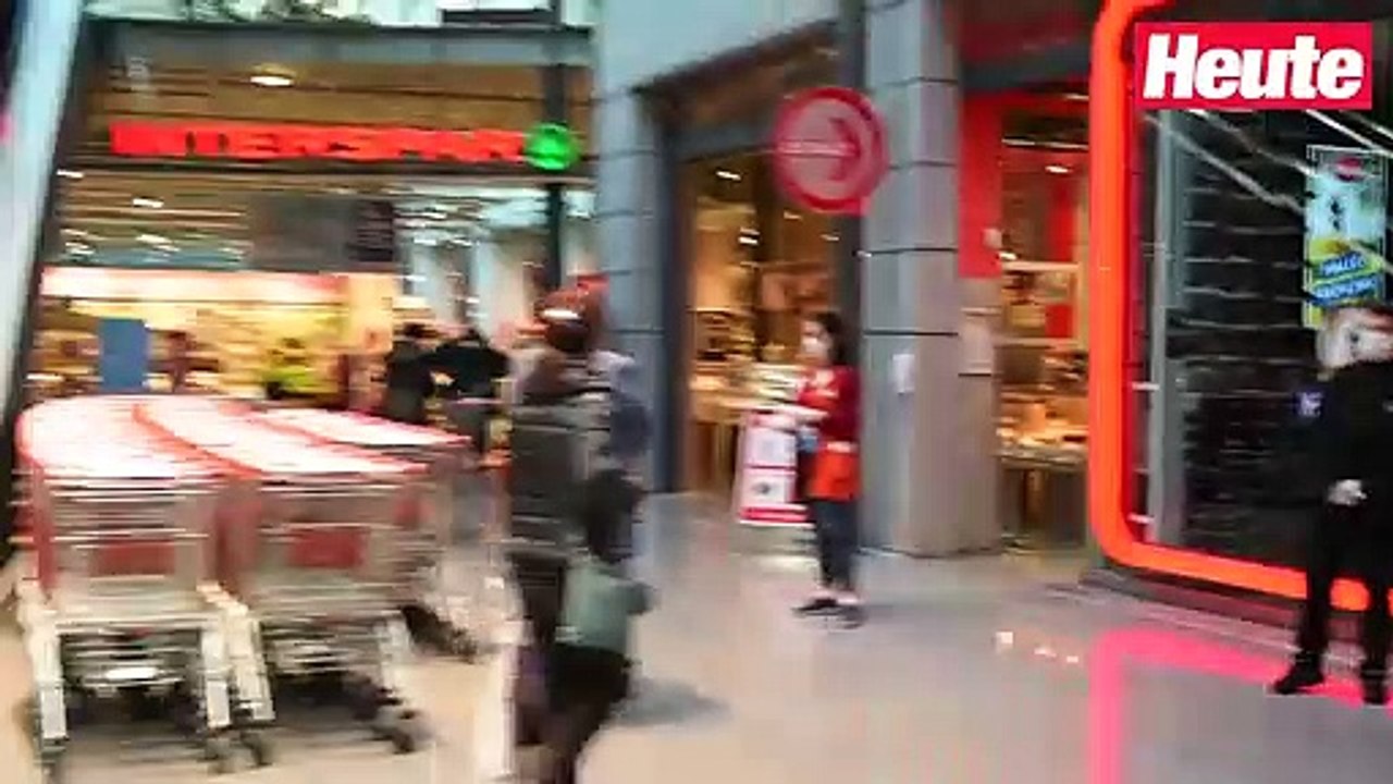 Video zeigt: Masken werden vor Supermarkt verteilt