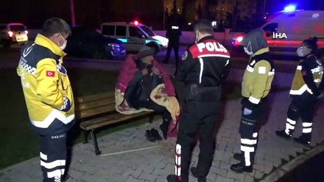 Yorganla Parktaki Bankta Yatan Yaşlı Adama Aksaray Belediyesi Sahip Çıktı