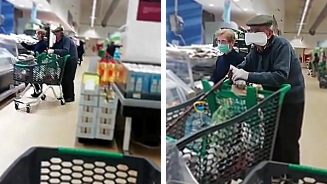 Un papy fait ses courses avec une serviette hygiénique sur le visage