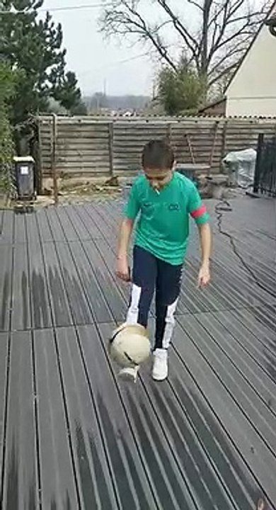 Matteo U10 31 Pied droit 25'' (Merci pour ta participation! Continue à travailler)