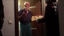 Korona virüs tedbirleri nedeniyle evden çıkamayan yaşlı adama sürpriz doğum günü kutlaması