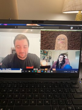 Elle reste coincée en filtre patate pendant une réunion en visioconférence