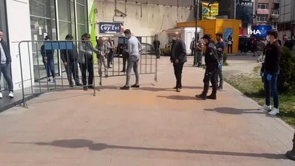 Banka önlerine 'sosyal mesafe' bariyerleri