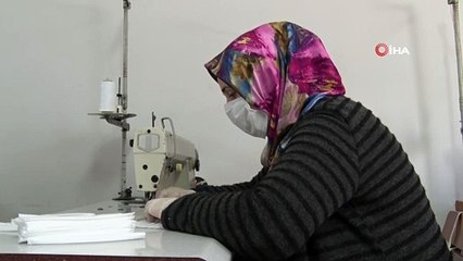 Gönüllü kadınlar maske üretmeye başladı