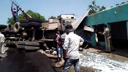 Скачать видео: बाराबंकी: तेज रफ्तार टैंकर ने मोटरसाइकिल सवार युवक को मारी टक्कर, मौके पर हुई दर्दनाक मौत