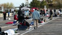Miles de indigentes afectados por coronavirus permanecen aislados en un parking en Las Vegas