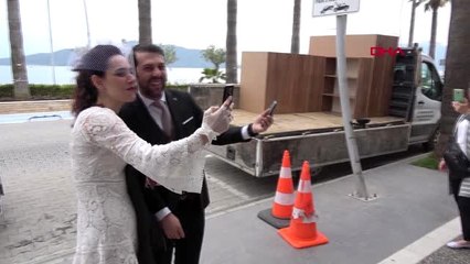 İki şahitle evlenen genç çift, bu sürprizi yakınlarına telekonferansla duyurdu