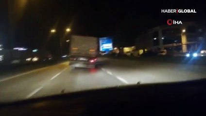 Lastikleri patlayan kamyon korku saçtı