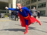 Süpermen kostümü giyen vatandaş, İstanbul sokaklarında koronavirüse karşı uyarı yaptı