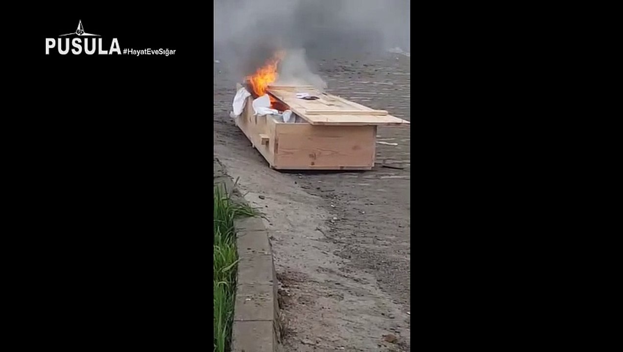 Cenaze toprağa verildi, tabut yakıldı