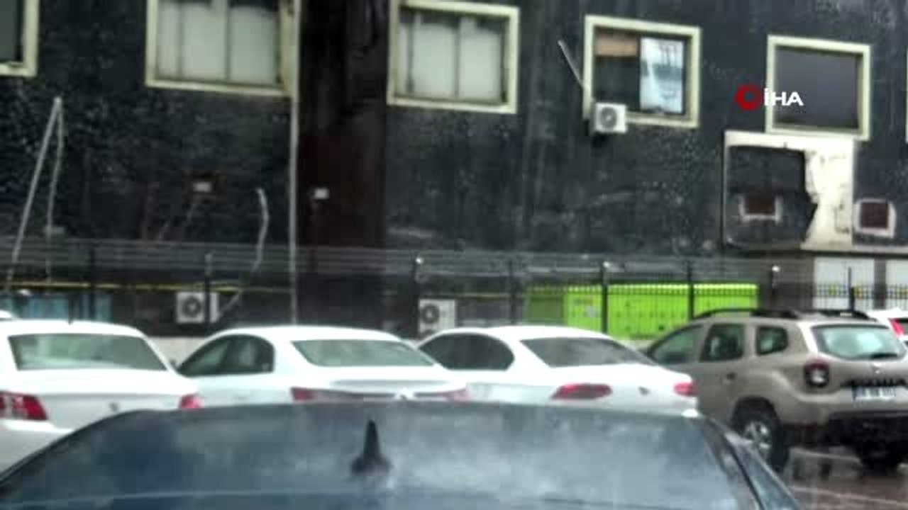 Sağanak yağış sonrası sular altında kalan araçlar çekici yardımı ile kurtarıldı