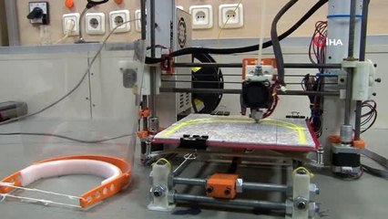 Doktorlar geliştirdikleri 3D yazıcıdan yüz siperliği üretti