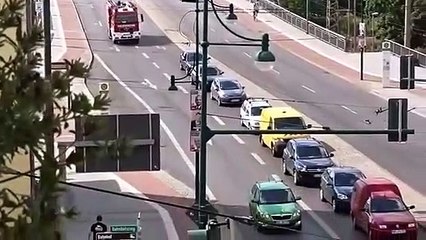 Consternant : un conducteur ne laisse pas passer un camion de pompiers