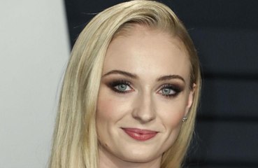 Sophie Turner admite que está curtindo isolamento social