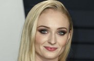 Sophie Turner admite que está curtindo isolamento social