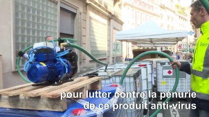 Coronavirus: à Paris, une pharmacie fabrique à ciel ouvert de la solution hydroalcoolique