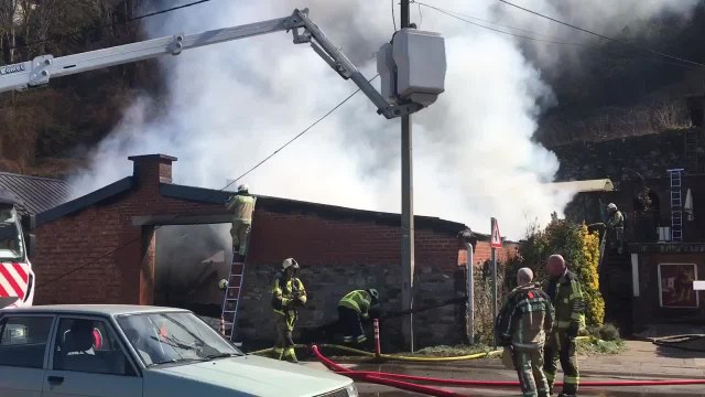 Floreffe : spectaculaire incendie dans un atelier de menuiserie (2)