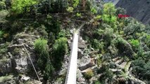 Artvin Yusufeli'nde Zeytincik köyü Gökçele Mahallesi'nin tek ulaşım yolu asma köprüde demir kapılı...