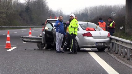 Anadolu Otoyolu'nda iki otomobil bariyere çarptı: 2 yaralı - DÜZCE