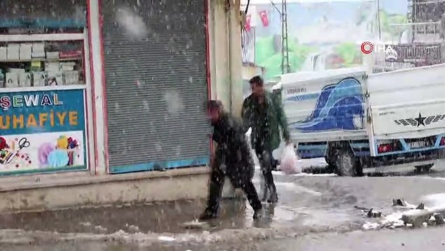 Nisan ayında kar yağışı Başkale'yi beyaza bürüdü