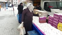 ESENYURT'TA 'SOSYAL MESAFESİZ', 'SEÇMECE BUNLAR' ÇAĞRILI SEMT PAZARI