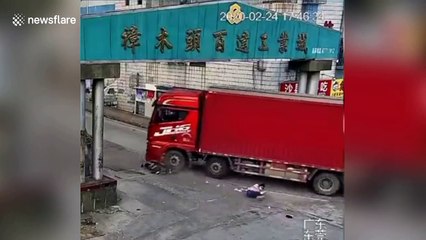 Scooter driver narrowly escapes being run over by truck turning corner in China