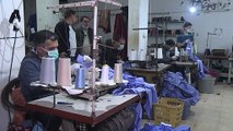 مصانع في غزة تتحول الى صنع الملابس والكمامات الطبية لمواجهة فيروس كورونا