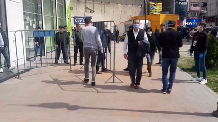 Banka Önlerine ‘Sosyal Mesafe’ Bariyerleri