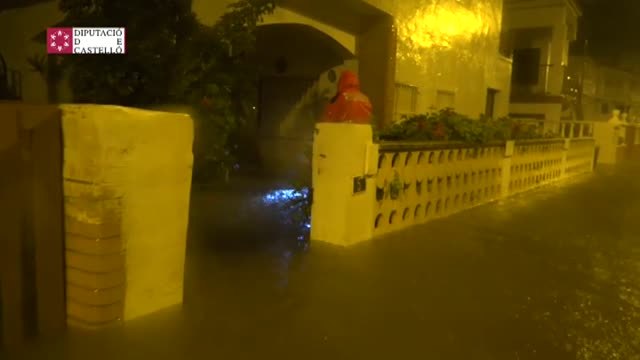 Vecinos de Almassora obligados a romper el confinamiento por las inundaciones