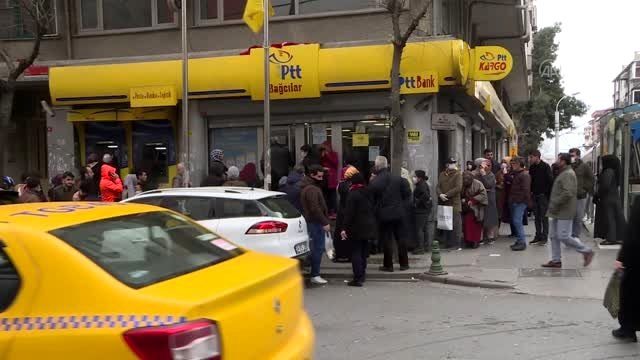 İhtiyaç sahiplerine nakdi destek ödemesi nedeniyle PTT şubelerinde yoğunluk oluştu