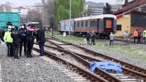 Yolun karşısına geçmeye çalışan kadın lokomotifin altında kaldı: 1 ölü