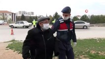 Uygulamadan haberi olmayan 75 yaşındaki vatandaşa jandarma yardım etti