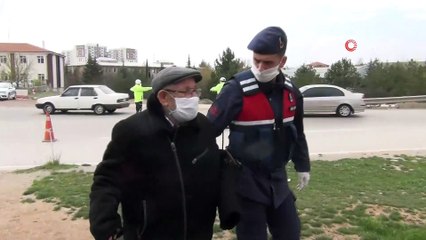 Uygulamadan haberi olmayan 75 yaşındaki vatandaşa jandarma yardım etti