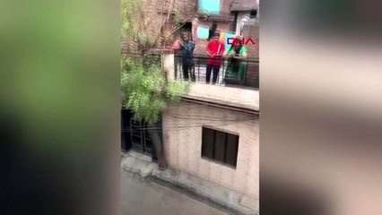 Hindistan'da sokağı dezenfekte eden temizlik işçilerine sıra dışı teşekkür