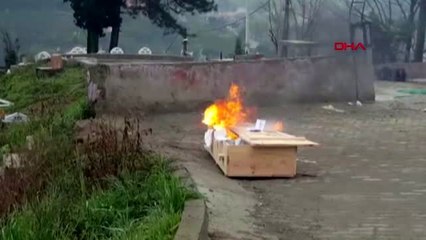 Cenazeden sonra tabutu yaktılar