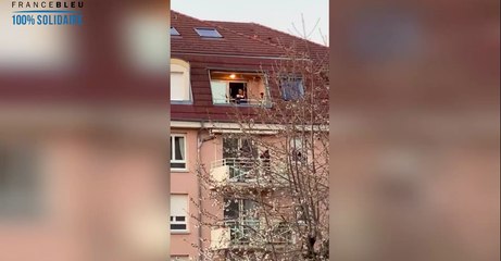 A Belfort, tous les soirs, il donne un concert à ses fenêtres