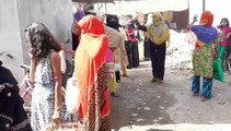 इटावा: जसवंतनगर में नगरीय क्षेत्र की सरकारी राशन की दुकानों में लगी भीड़