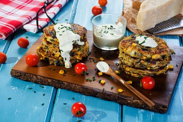 Tortitas de calabacín con salsa de yogur