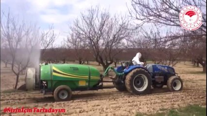 Malatya'da sokağa çıkması kısıtlanan 65 yaş üstü çiftçinin bahçesi ilaçlandı