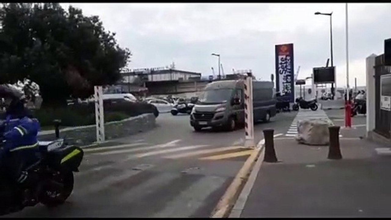 SETE - Les gendarmes escortent des camping-caristes de retour du maroc